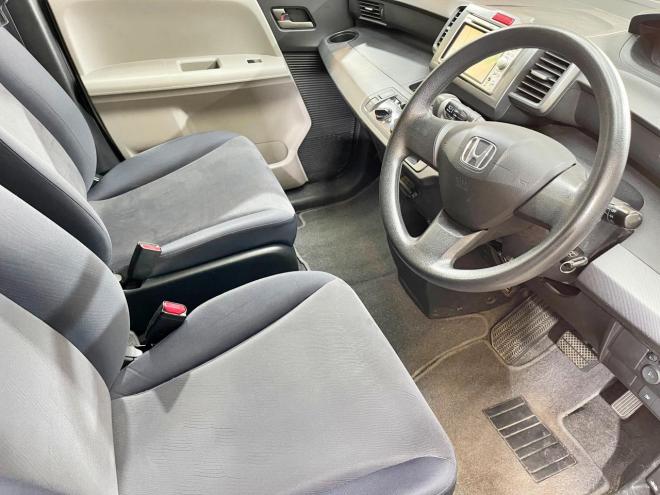 フリード1.5G 4WD 5年保証 ナビ Bカメ ETC 夏冬タイヤ 寒冷地仕様 禁煙 修復歴無