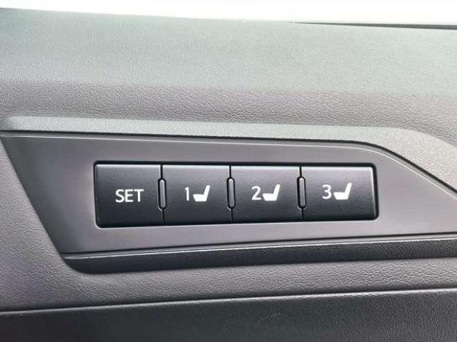 ヴェルファイア2.5 Z Gエディション 4WD　クルーズコントロール　アイドリングストップ　ABS　エアコン　パワステ　パワーウィンドウ　スマートキー　キーレス　オットマン　電動シート　3列シート　両側電動スライドドア　アルミホイール　MTモード 2500