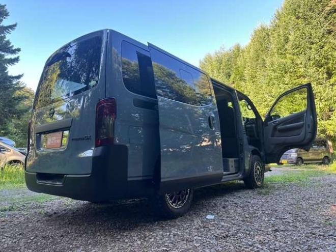 キャラバンNV350 2.5 プレミアムGX ロングボディ ディーゼルターボ 4WD　ABS　衝突軽減ブレーキ　横滑防止装置　盗難防止装置　エアコン　パワステ　パワーウィンドウ　キーレス　片側スライドドア　フォグランプ　ETC　エアバッグ　オリジナル全塗装アンビルグレー　フロントグリル 2500