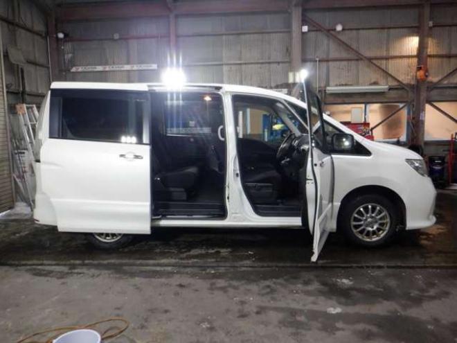 セレナ2.0 ハイウェイスター 4WD　ナビ・TV・Bカメラ・B/T・両側電動・インテリキー・プッシュスタート・アイドリングストップ・クルコン・HID・ETC・フォグランプ・純正AW・寒冷地仕様・純正エンスタ・リア席サンシェード 2000