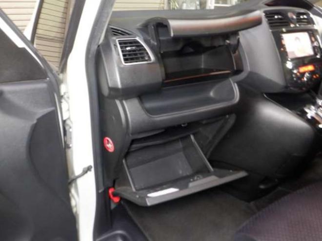 セレナ2.0 ハイウェイスター 4WD　ナビ・TV・Bカメラ・B/T・両側電動・インテリキー・プッシュスタート・アイドリングストップ・クルコン・HID・ETC・フォグランプ・純正AW・寒冷地仕様・純正エンスタ・リア席サンシェード 2000