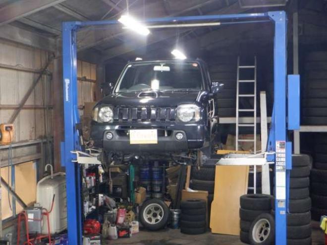 ジムニーワイルドウインド 4WD　本州仕入・ナビ・フルセグTV・キーレス・フォグランプ・シートヒーター・ミラーヒーター・ルーフレール・ターボ・社外AW・ライトレベライザー・電動格納ミラー・DVD再生・JAOSマッドガード 660