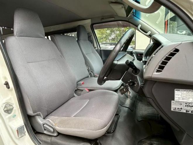 ハイエースバン　４ＷＤ　ＥＴＣ　ナビ　両側スライドドア　ＡＴ　ミュージックプレイヤー接続可　エアコン　運転席エアバッグ 4WD 3000(D) 5Dr