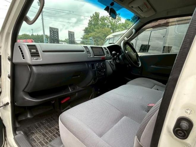 ハイエースバン　４ＷＤ　ＥＴＣ　ナビ　両側スライドドア　ＡＴ　ミュージックプレイヤー接続可　エアコン　運転席エアバッグ 4WD 3000(D) 5Dr
