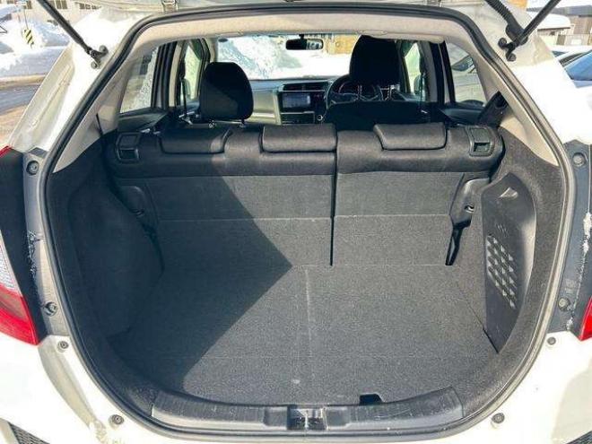 フィット1.5 ハイブリッド Fパッケージ 4WD　バックカメラ　ナビ　オートエアコン　　　キーレス　メンテナンスノート　取り扱い説明書　ETC　オーディオ 1500