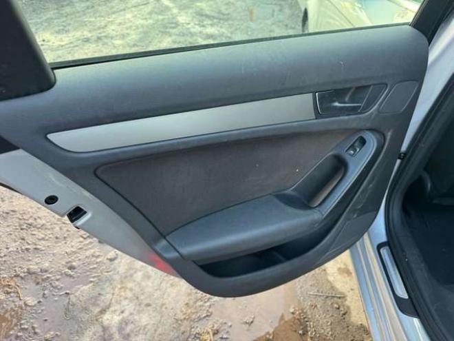 アウディA4 2.0 TFSI クワトロ 4WD　ワンオーナー車　ナビ　TV 正規輸入車 2000