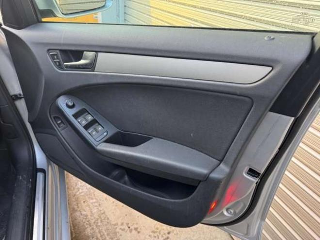 アウディA4 2.0 TFSI クワトロ 4WD　ワンオーナー車　ナビ　TV 正規輸入車 2000