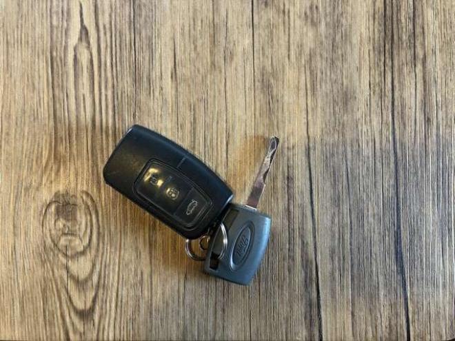 フォードクーガ タイタニアム 4WD　 2500