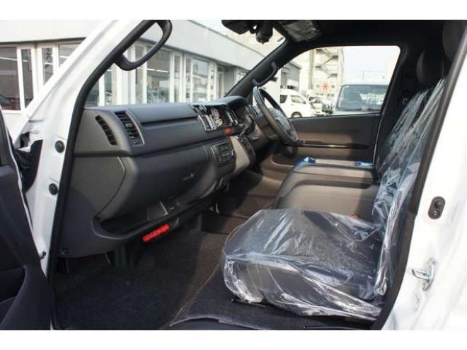 ハイエースバン2.8 スーパーGL ダークプライム S ロングボディ ディーゼルターボ 4WD　ダークプライムS　登録済未使用車　4WD　両側パワースライドドア　デジタルインナーミラー　全方位カメラ　バックカメラ　寒冷地仕様　プッシュスタート　スマートキー　415COBRAフラットベッドキット 登録済未使用車 2800