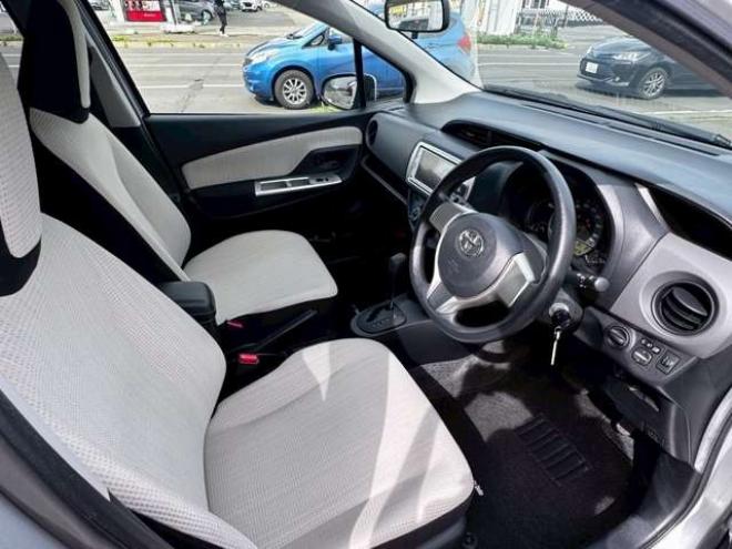 ヴィッツ1.3 F 4WD　キーレス　バックカメラ　純正ナビ　CD  Bluetooth  横滑り防止システム　オート4WD  ワイパーデアイサー　ウィンカーミラー 1300