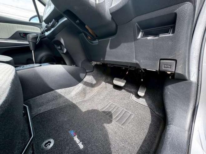 ヴィッツ1.3 F 4WD　キーレス　バックカメラ　純正ナビ　CD  Bluetooth  横滑り防止システム　オート4WD  ワイパーデアイサー　ウィンカーミラー 1300