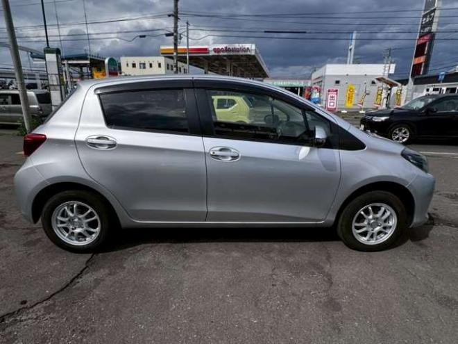 ヴィッツ1.3 F 4WD　キーレス　バックカメラ　純正ナビ　CD  Bluetooth  横滑り防止システム　オート4WD  ワイパーデアイサー　ウィンカーミラー 1300