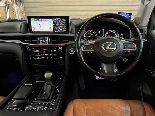 レクサスＬＸ５７０　本州仕入　寒冷地仕様　禁煙車　リアエンターテイメント　純正２１インチＡＷ　社外１８ＡＷ＋スタッドレスタイヤ付　ヘッドアップディスプレイ　全方位パノラミックモニター　ＣＯＯＬＢＯＸ　前後ドラレコ　ＥＴＣ 4WD 5700 5Dr