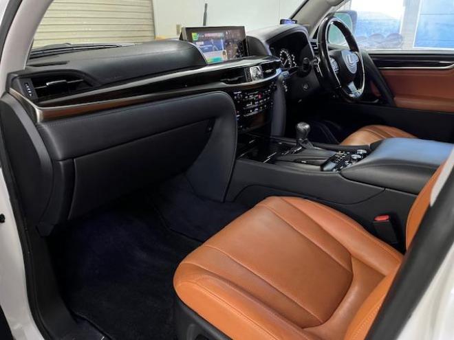 レクサスＬＸ５７０　本州仕入　寒冷地仕様　禁煙車　リアエンターテイメント　純正２１インチＡＷ　社外１８ＡＷ＋スタッドレスタイヤ付　ヘッドアップディスプレイ　全方位パノラミックモニター　ＣＯＯＬＢＯＸ　前後ドラレコ　ＥＴＣ 4WD 5700 5Dr