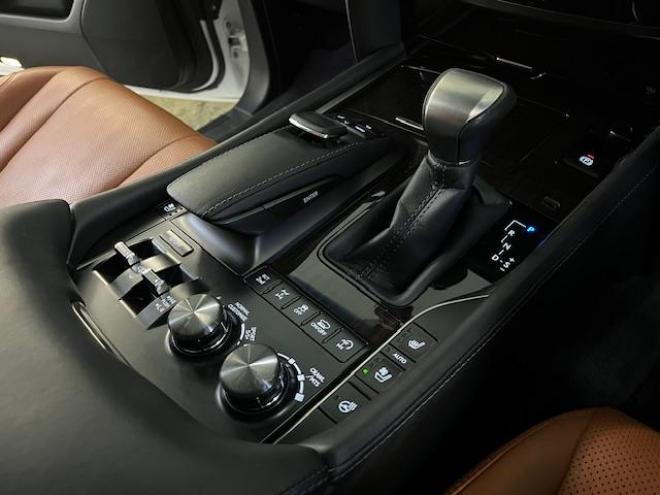 レクサスＬＸ５７０　本州仕入　寒冷地仕様　禁煙車　リアエンターテイメント　純正２１インチＡＷ　社外１８ＡＷ＋スタッドレスタイヤ付　ヘッドアップディスプレイ　全方位パノラミックモニター　ＣＯＯＬＢＯＸ　前後ドラレコ　ＥＴＣ 4WD 5700 5Dr