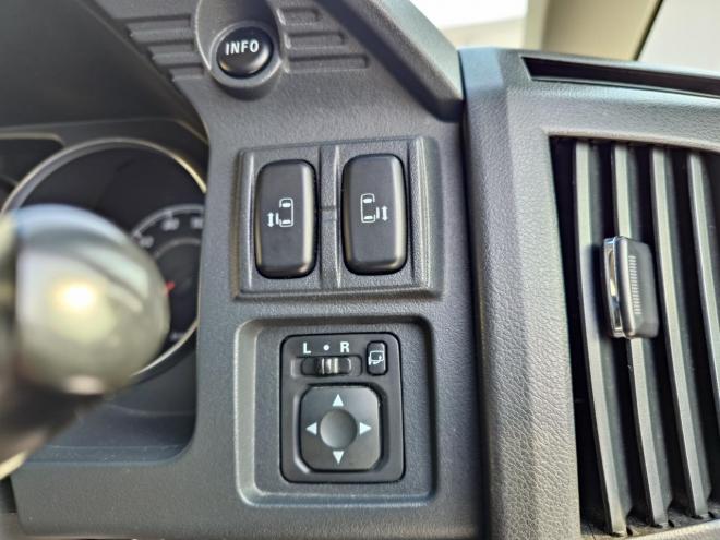 デリカD:5　Gパワーパッケージ 　両側パワースライドドア　エンジンスターター　パナソニックストラーダナビ・TV・バックカメラ　スマートキー　ビルトインETC　パドルシフト　オートライト機能　ウィンカーミラー　HID　LEDフォグランプ　クルーズコントロール　タイミングチェーン　4WD 2400 5Dr