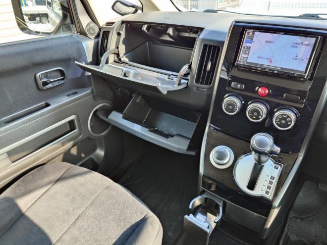 デリカD:5　Gパワーパッケージ 　両側パワースライドドア　エンジンスターター　パナソニックストラーダナビ・TV・バックカメラ　スマートキー　ビルトインETC　パドルシフト　オートライト機能　ウィンカーミラー　HID　LEDフォグランプ　クルーズコントロール　タイミングチェーン　4WD 2400 5Dr