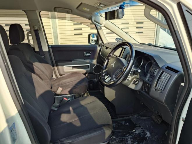 デリカD:5　Gパワーパッケージ 　両側パワースライドドア　エンジンスターター　パナソニックストラーダナビ・TV・バックカメラ　スマートキー　ビルトインETC　パドルシフト　オートライト機能　ウィンカーミラー　HID　LEDフォグランプ　クルーズコントロール　タイミングチェーン　4WD 2400 5Dr