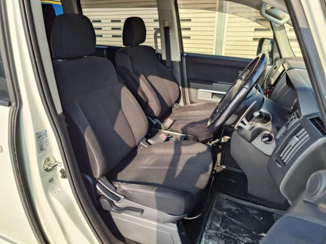 デリカD:5　Gパワーパッケージ 　両側パワースライドドア　エンジンスターター　パナソニックストラーダナビ・TV・バックカメラ　スマートキー　ビルトインETC　パドルシフト　オートライト機能　ウィンカーミラー　HID　LEDフォグランプ　クルーズコントロール　タイミングチェーン　4WD 2400 5Dr