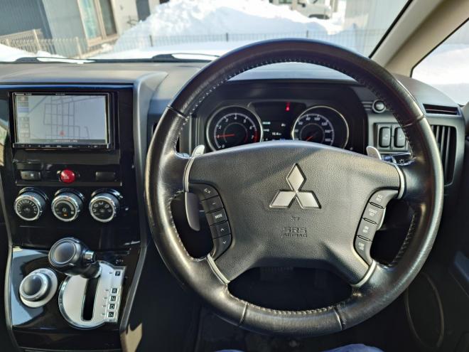 デリカD:5　Gパワーパッケージ 　両側パワースライドドア　エンジンスターター　パナソニックストラーダナビ・TV・バックカメラ　スマートキー　ビルトインETC　パドルシフト　オートライト機能　ウィンカーミラー　HID　LEDフォグランプ　クルーズコントロール　タイミングチェーン　4WD 2400 5Dr