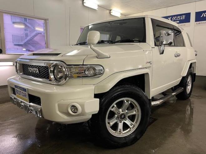 FJクルーザーオフロードパッケージ　禁煙車　リアデフロック　クロールコントロール　アクティブトラクションコントロール　ＭＫＷ２０インチＡＷ　社外１７ＡＷ＋スタッドレスタイヤ付　ブラックレザーシートカバー　コーナーセンサー　ヒッチメンバー 4WD 4000 3Dr