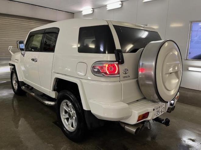 FJクルーザーオフロードパッケージ　禁煙車　リアデフロック　クロールコントロール　アクティブトラクションコントロール　ＭＫＷ２０インチＡＷ　社外１７ＡＷ＋スタッドレスタイヤ付　ブラックレザーシートカバー　コーナーセンサー　ヒッチメンバー 4WD 4000 3Dr