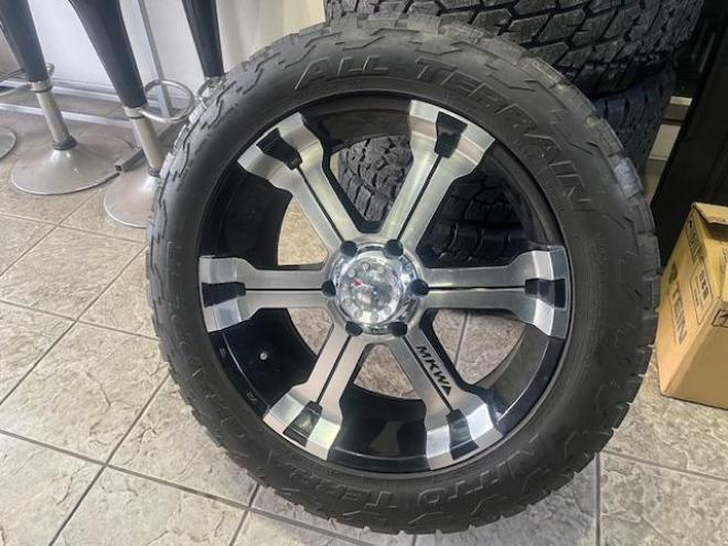 FJクルーザーオフロードパッケージ　禁煙車　リアデフロック　クロールコントロール　アクティブトラクションコントロール　ＭＫＷ２０インチＡＷ　社外１７ＡＷ＋スタッドレスタイヤ付　ブラックレザーシートカバー　コーナーセンサー　ヒッチメンバー 4WD 4000 3Dr