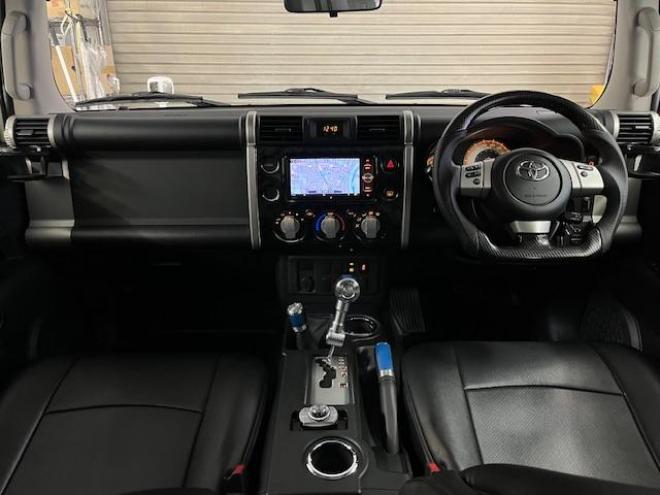 FJクルーザーオフロードパッケージ　禁煙車　リアデフロック　クロールコントロール　アクティブトラクションコントロール　ＭＫＷ２０インチＡＷ　社外１７ＡＷ＋スタッドレスタイヤ付　ブラックレザーシートカバー　コーナーセンサー　ヒッチメンバー 4WD 4000 3Dr