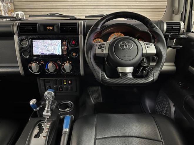 FJクルーザーオフロードパッケージ　禁煙車　リアデフロック　クロールコントロール　アクティブトラクションコントロール　ＭＫＷ２０インチＡＷ　社外１７ＡＷ＋スタッドレスタイヤ付　ブラックレザーシートカバー　コーナーセンサー　ヒッチメンバー 4WD 4000 3Dr