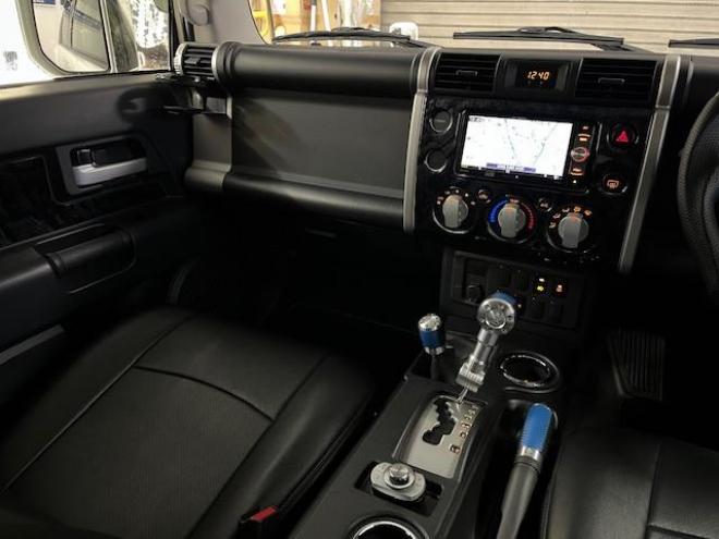 FJクルーザーオフロードパッケージ　禁煙車　リアデフロック　クロールコントロール　アクティブトラクションコントロール　ＭＫＷ２０インチＡＷ　社外１７ＡＷ＋スタッドレスタイヤ付　ブラックレザーシートカバー　コーナーセンサー　ヒッチメンバー 4WD 4000 3Dr