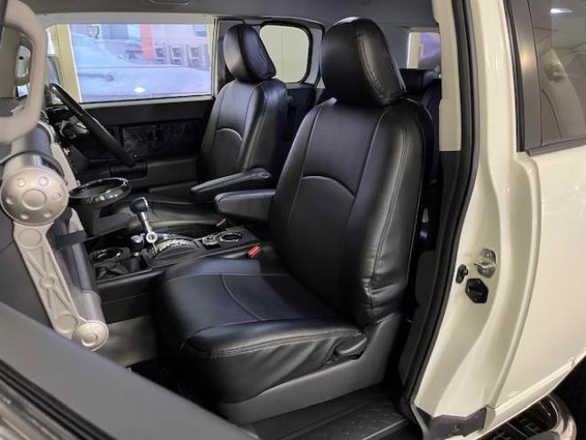 FJクルーザーオフロードパッケージ　禁煙車　リアデフロック　クロールコントロール　アクティブトラクションコントロール　ＭＫＷ２０インチＡＷ　社外１７ＡＷ＋スタッドレスタイヤ付　ブラックレザーシートカバー　コーナーセンサー　ヒッチメンバー 4WD 4000 3Dr