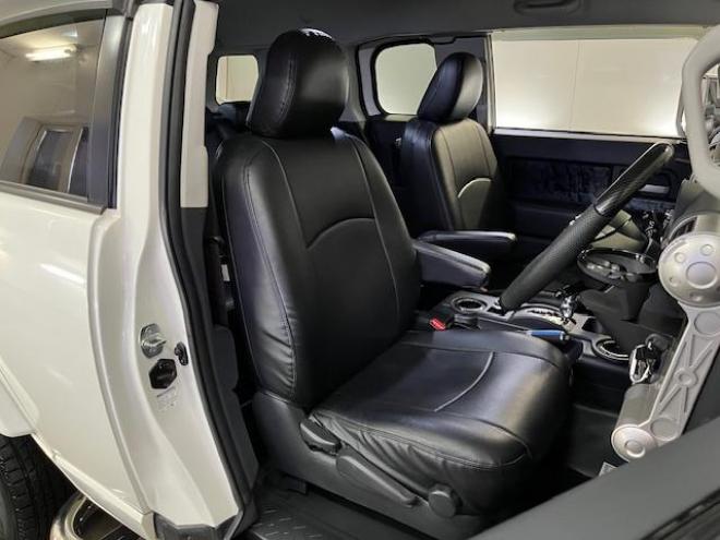 FJクルーザーオフロードパッケージ　禁煙車　リアデフロック　クロールコントロール　アクティブトラクションコントロール　ＭＫＷ２０インチＡＷ　社外１７ＡＷ＋スタッドレスタイヤ付　ブラックレザーシートカバー　コーナーセンサー　ヒッチメンバー 4WD 4000 3Dr