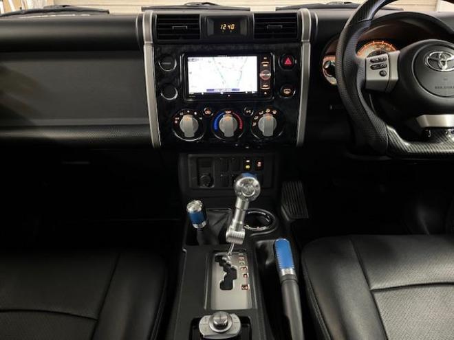 FJクルーザーオフロードパッケージ　禁煙車　リアデフロック　クロールコントロール　アクティブトラクションコントロール　ＭＫＷ２０インチＡＷ　社外１７ＡＷ＋スタッドレスタイヤ付　ブラックレザーシートカバー　コーナーセンサー　ヒッチメンバー 4WD 4000 3Dr