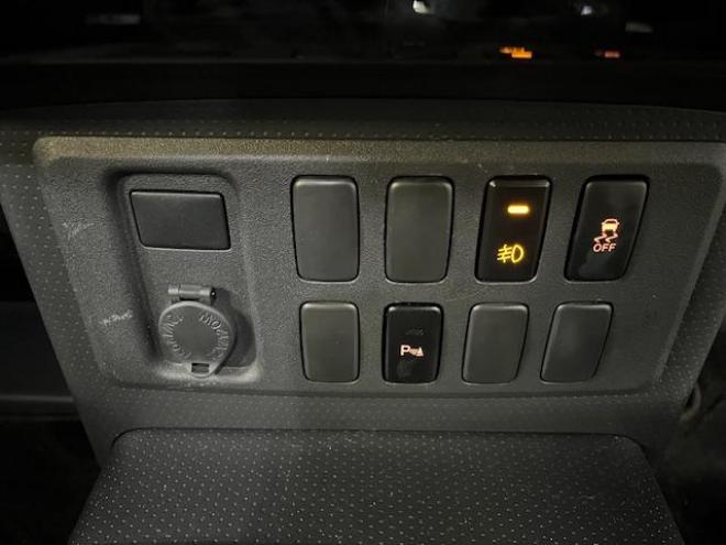 FJクルーザーオフロードパッケージ　禁煙車　リアデフロック　クロールコントロール　アクティブトラクションコントロール　ＭＫＷ２０インチＡＷ　社外１７ＡＷ＋スタッドレスタイヤ付　ブラックレザーシートカバー　コーナーセンサー　ヒッチメンバー 4WD 4000 3Dr