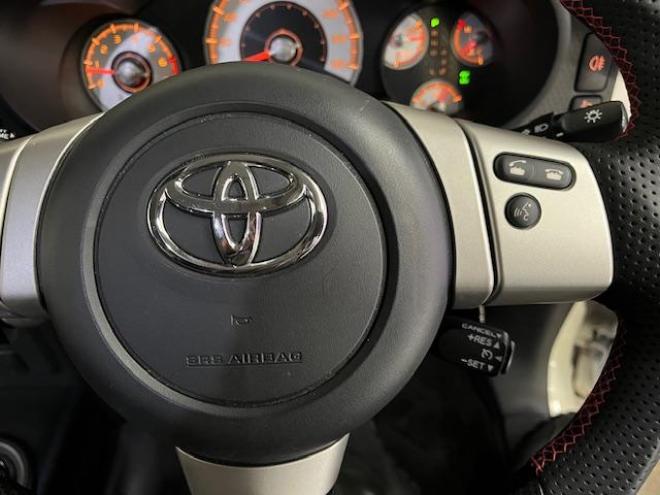 FJクルーザーオフロードパッケージ　禁煙車　リアデフロック　クロールコントロール　アクティブトラクションコントロール　ＭＫＷ２０インチＡＷ　社外１７ＡＷ＋スタッドレスタイヤ付　ブラックレザーシートカバー　コーナーセンサー　ヒッチメンバー 4WD 4000 3Dr