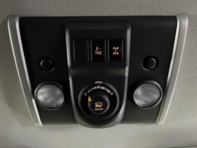 FJクルーザーオフロードパッケージ　禁煙車　リアデフロック　クロールコントロール　アクティブトラクションコントロール　ＭＫＷ２０インチＡＷ　社外１７ＡＷ＋スタッドレスタイヤ付　ブラックレザーシートカバー　コーナーセンサー　ヒッチメンバー 4WD 4000 3Dr