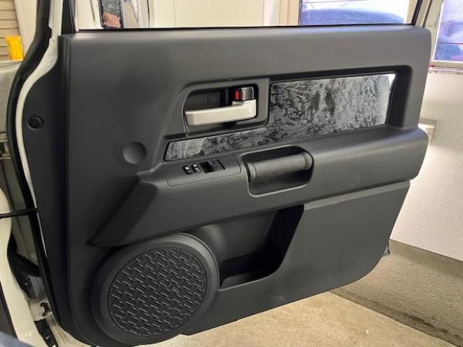 FJクルーザーオフロードパッケージ　禁煙車　リアデフロック　クロールコントロール　アクティブトラクションコントロール　ＭＫＷ２０インチＡＷ　社外１７ＡＷ＋スタッドレスタイヤ付　ブラックレザーシートカバー　コーナーセンサー　ヒッチメンバー 4WD 4000 3Dr