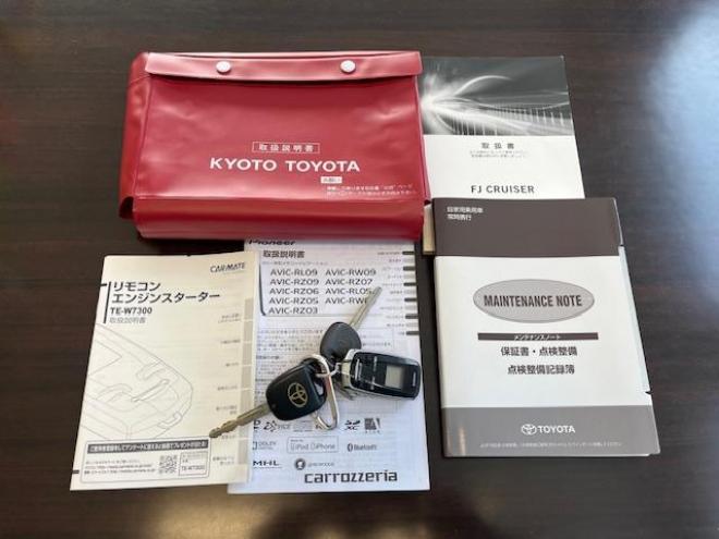 FJクルーザーオフロードパッケージ　禁煙車　リアデフロック　クロールコントロール　アクティブトラクションコントロール　ＭＫＷ２０インチＡＷ　社外１７ＡＷ＋スタッドレスタイヤ付　ブラックレザーシートカバー　コーナーセンサー　ヒッチメンバー 4WD 4000 3Dr