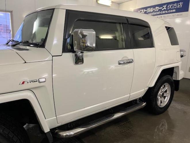 FJクルーザーオフロードパッケージ　禁煙車　リアデフロック　クロールコントロール　アクティブトラクションコントロール　ＭＫＷ２０インチＡＷ　社外１７ＡＷ＋スタッドレスタイヤ付　ブラックレザーシートカバー　コーナーセンサー　ヒッチメンバー 4WD 4000 3Dr