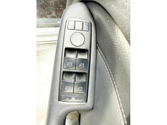 ベンツB180 ローンが不安な方＜優遇ローン＞ユーザー買取車　ターボ車　純正マルチナビ　フルセグTV　バックカメラ 1600 5Dr