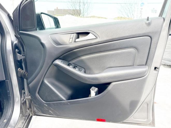 ベンツB180 ローンが不安な方＜優遇ローン＞ユーザー買取車　ターボ車　純正マルチナビ　フルセグTV　バックカメラ 1600 5Dr