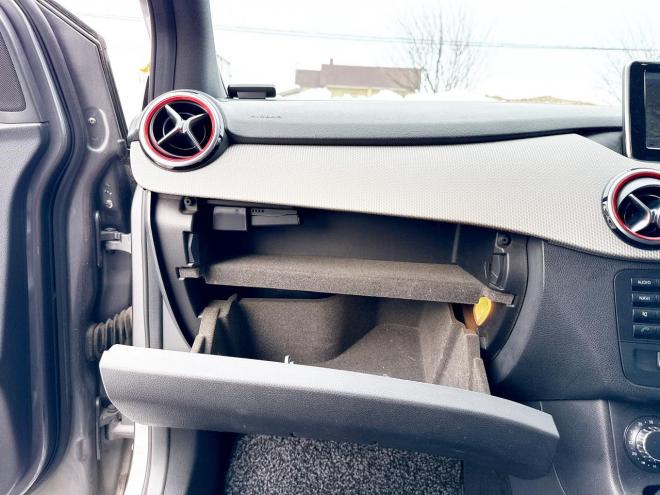 ベンツB180 ローンが不安な方＜優遇ローン＞ユーザー買取車　ターボ車　純正マルチナビ　フルセグTV　バックカメラ 1600 5Dr