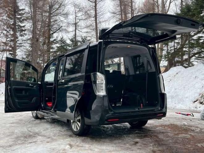 ステップワゴン2.0 スパーダ Z クールスピリット 4WD　純正地デジナビ　エンジンスターター　クルーズコントロール　フリップダウン　ABS　パワステ　パワーウィンドウ　キーレスエントリー　スマートキー　3列シート　両側電動スライドドア　社外アルミ 2000