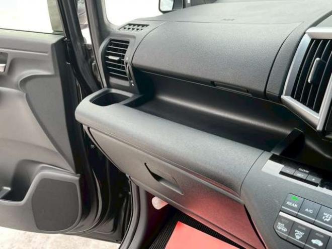 ステップワゴン2.0 スパーダ Z クールスピリット 4WD　純正地デジナビ　エンジンスターター　クルーズコントロール　フリップダウン　ABS　パワステ　パワーウィンドウ　キーレスエントリー　スマートキー　3列シート　両側電動スライドドア　社外アルミ 2000