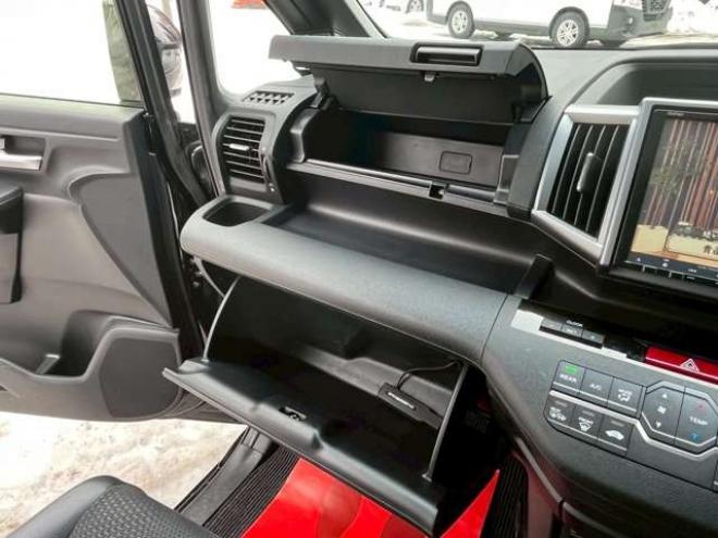 ステップワゴン2.0 スパーダ Z クールスピリット 4WD　純正地デジナビ　エンジンスターター　クルーズコントロール　フリップダウン　ABS　パワステ　パワーウィンドウ　キーレスエントリー　スマートキー　3列シート　両側電動スライドドア　社外アルミ 2000