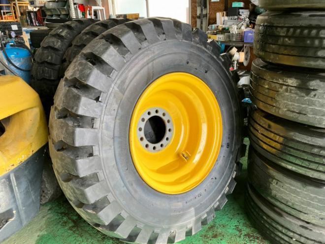 その他コマツ　新品　WA200クラス　タイヤホイール4本セット　17.5-25