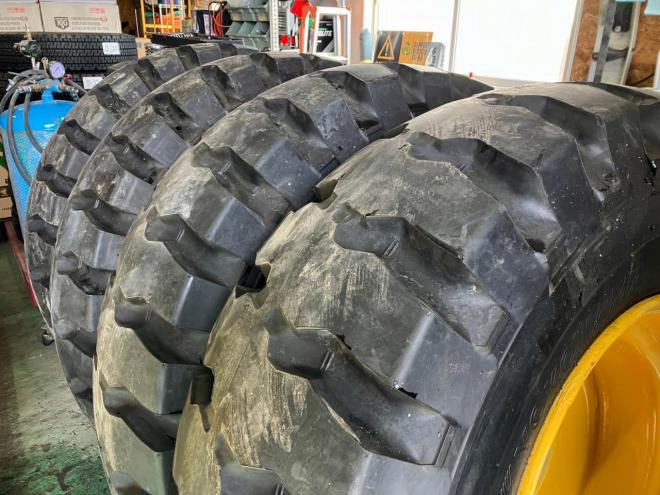 その他コマツ　新品　WA200クラス　タイヤホイール4本セット　17.5-25