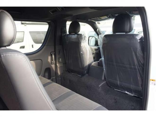 ハイエースバン2.8 スーパーGL ダークプライム S ロングボディ ディーゼルターボ 4WD　ダークプライムS　登録済未使用車　4WD　両側パワースライドドア　デジタルインナーミラー　全方位カメラ　バックカメラ　寒冷地仕様　プッシュスタート　スマートキー　415COBRAフラットベッドキット 登録済未使用車 2800