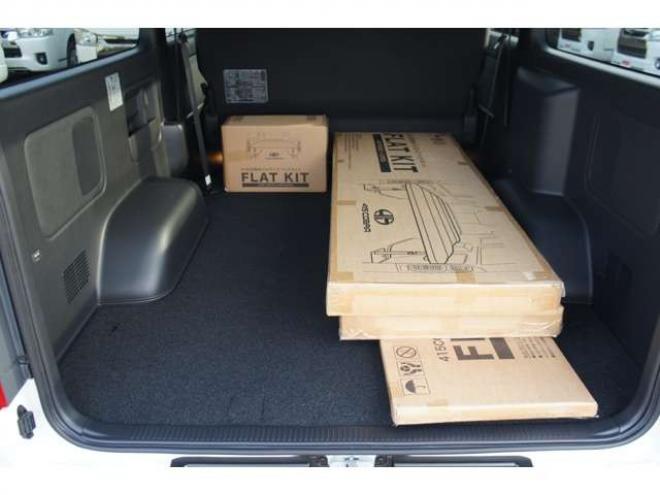 ハイエースバン2.8 スーパーGL ダークプライム S ロングボディ ディーゼルターボ 4WD　ダークプライムS　登録済未使用車　4WD　両側パワースライドドア　デジタルインナーミラー　全方位カメラ　バックカメラ　寒冷地仕様　プッシュスタート　スマートキー　415COBRAフラットベッドキット 登録済未使用車 2800