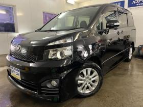 ヴォクシー　ＺＳ　本州仕入　禁煙車　両側パワースライドドア　純正１６インチＡＷ　社外１５ＡＷ＋スタッドレスタイヤ付　純正ＨＤＤナビ　フルセグ地デジ　/ＤＶＤ再生　Ｂｌｕｅｔｏｏｔｈオーディオ　バックカメラ　テレビキット付 4WD 2000 5Dr